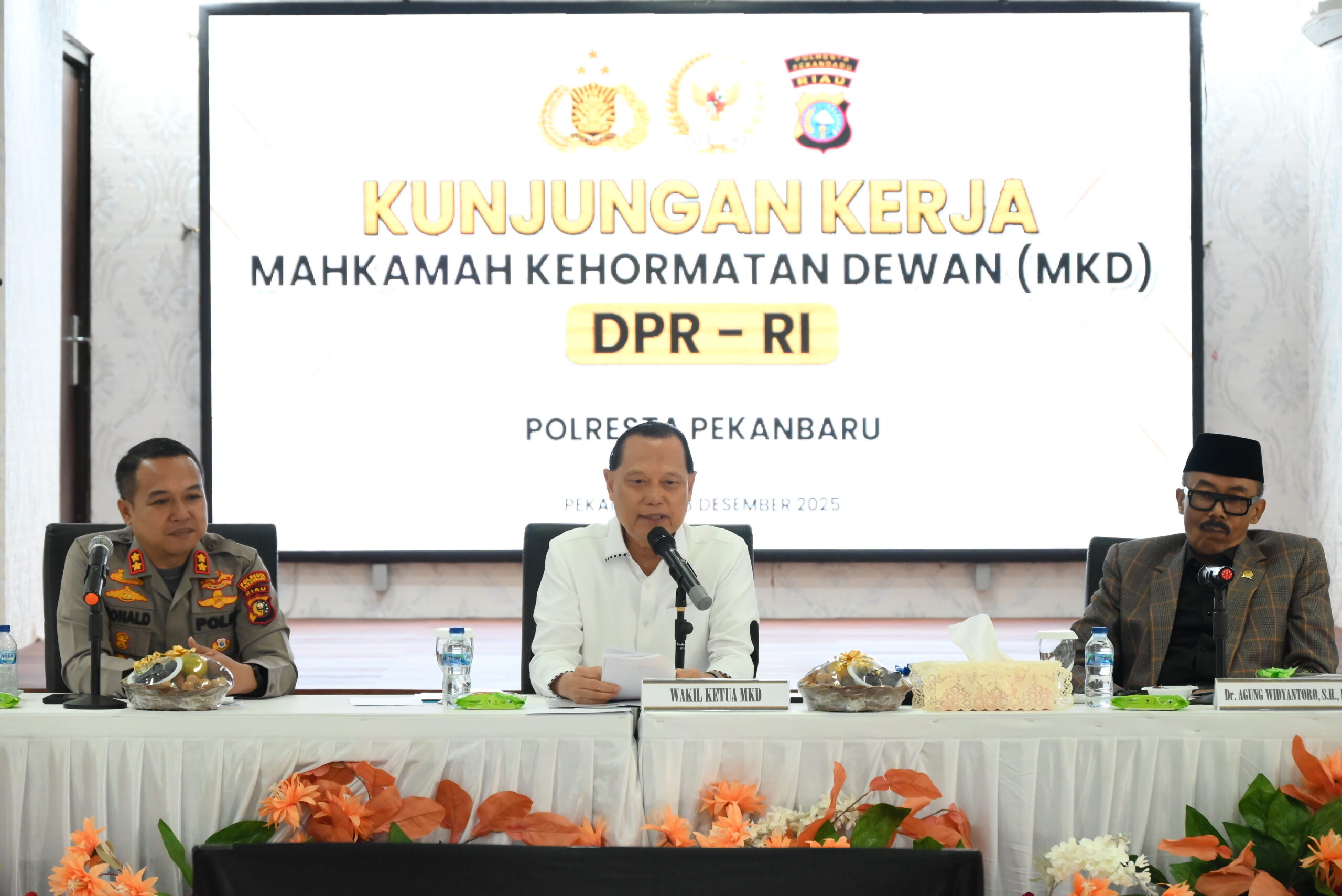 Wakil Ketua MKD DPR RI Adang Daradjatun saat memimpin pertemuan kunjungan kerja spesifik ke Polresta Pekanbaru, Riau, Senin (8/12/2025). Foto: Puntho/vel.