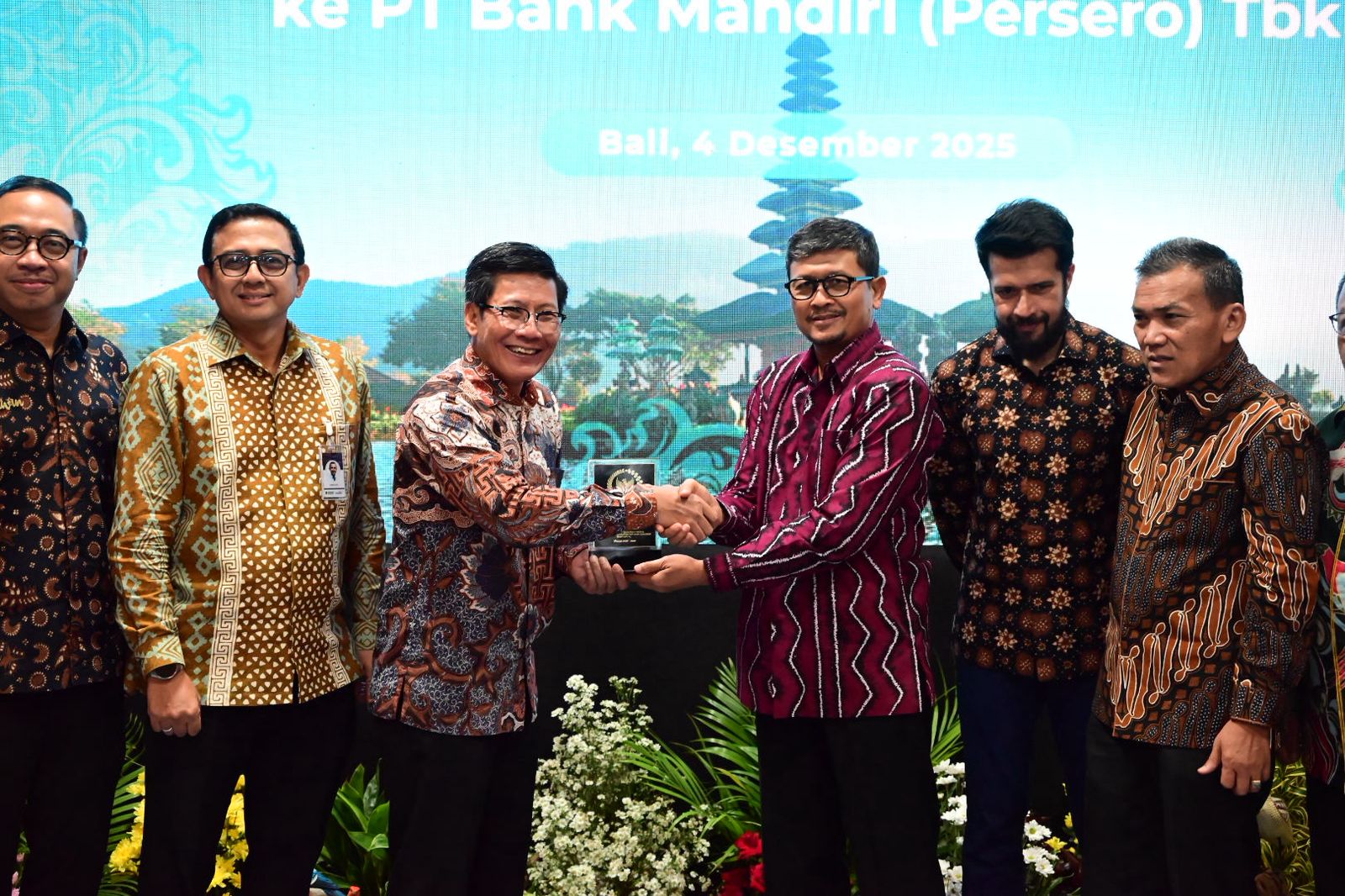 Wakil Ketua Badan Akuntabilitas Keuangan Negara (BAKN) DPR RI, Amin AK saat bertukar cinderamata dalam kunjungan kerja spesifik BAKN ke Provinsi Bali, Kamis, (4/12/2025). Foto: Ubaid/oji.