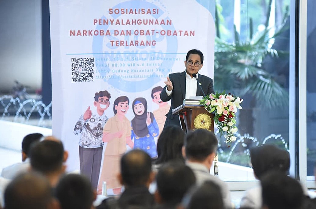 Sekjen DPR RI Indra Iskandar saat kegiatan sosialisasi bahaya narkoba dan obat-obatan terlarang dilanjutkan dengan pelaksanaan tes narkoba bagi pegawai di Kompleks Parlemen, Senayan, Jakarta, Senin (15/12/2025). Foto : Jaka/Andri.