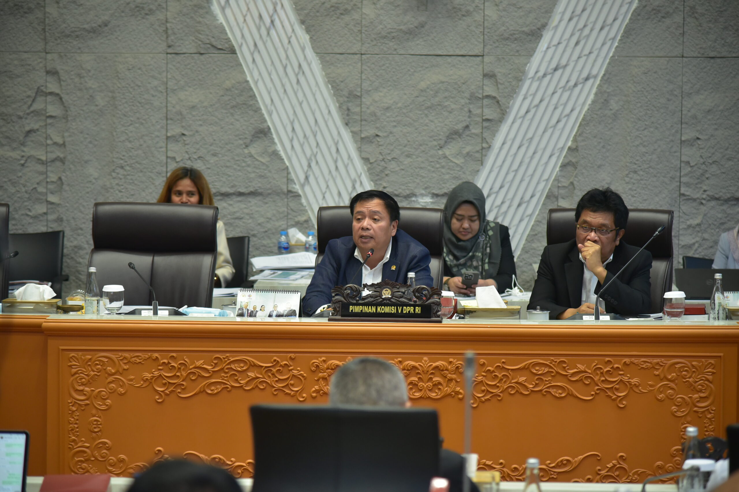 Ketua Komisi V DPR RI Lasarus saat memimpin rapat di Gedung Nusantara, Senayan, Jakarta, Senin (8/12/2025). Foto: Oji/vel.