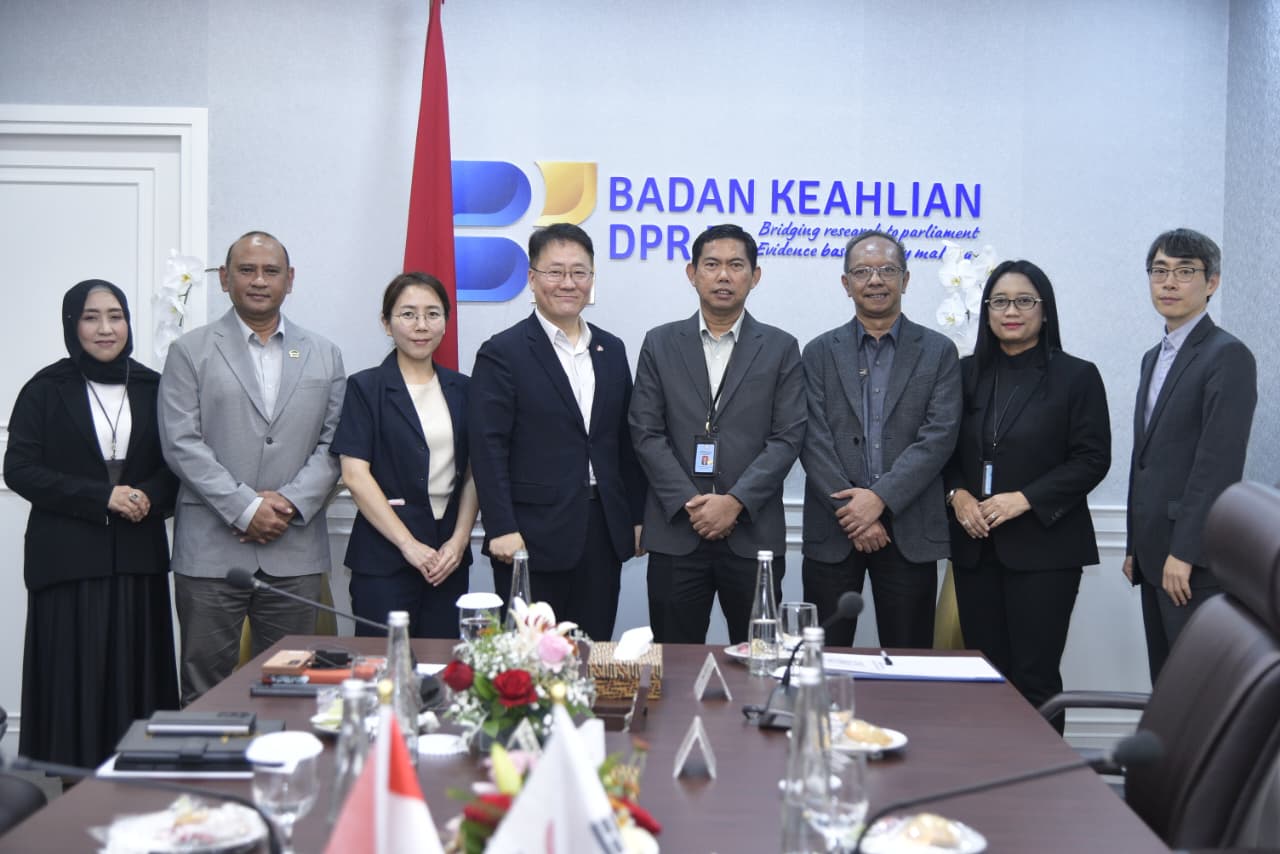 Kepala BKD DPR RI, Bayu Dwi Anggono menerima kunjungan delegasi Sekretariat Parlemen Korea Selatan dalam rangka pertukaran pengalaman dan penguatan kerja sama antarlembaga di DPR RI, Jakarta, Senin (15/12/2025). Foto : Mu/Andri.
