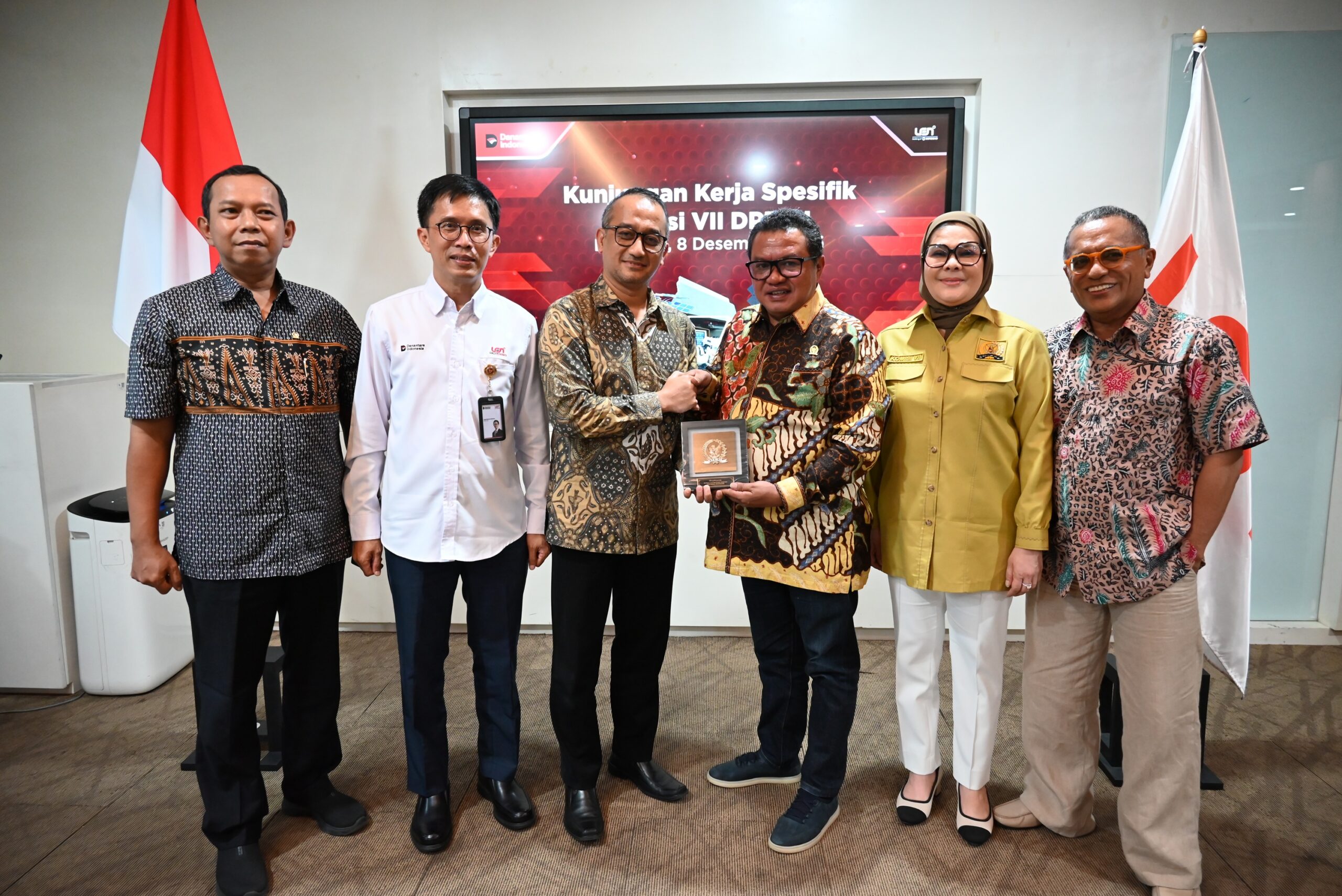 Wakil Ketua Komisi VII DPR RI, Lamhot Sinaga, saat bertukar cenderamata usai mengikuti Kunjungan Spesifik Komisi VII DPR ke PT Len Industri, Senin (8/12/2025). Foto: Eki/vel.