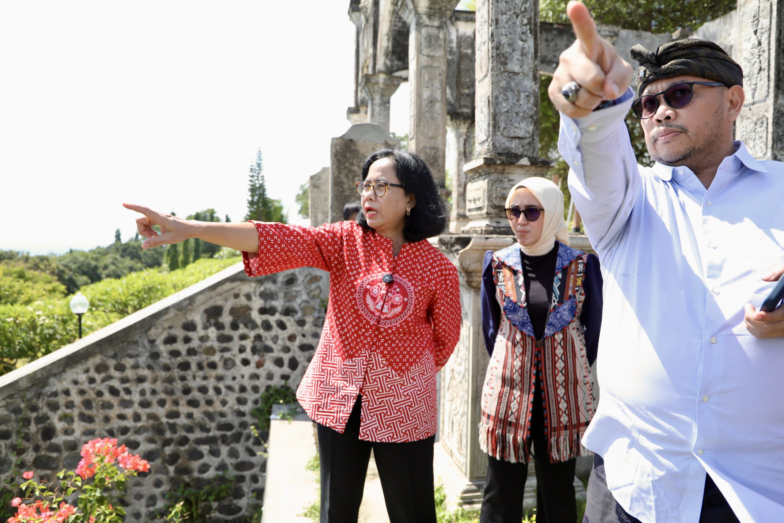 Wakil Ketua Komisi X DPR RI, My Esti Wijayati melakukan kunjungan kerja dan dialog langsung ddi Taman Ujung, Kab. Karangasem, Provinsi Bali, Jumat (12/12/2025). Foto : Upi/Andri.