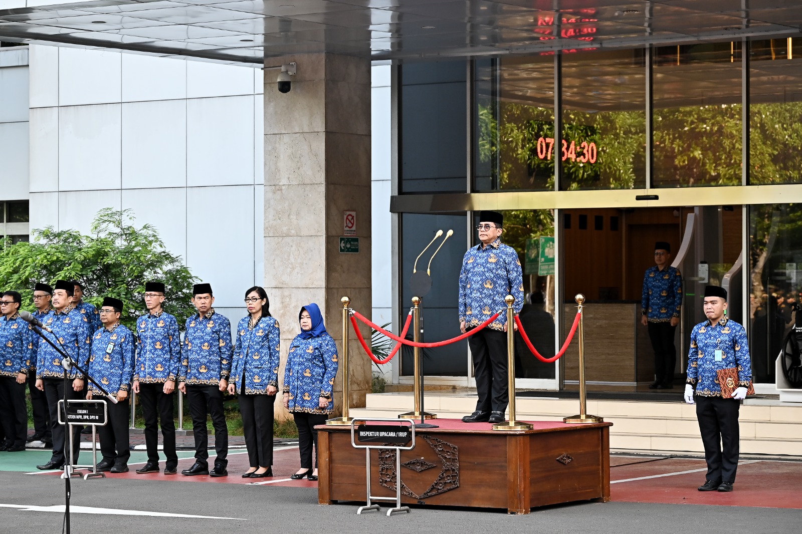 Sekretaris Jenderal DPR RI, Indra Iskandar, saat menjadi inspektur upacara dalam upacara peringatan Hari Ulang Tahun (HUT) ke-54 KORPRI di Kompleks Parlemen, Jakarta, Senin (1/12). Foto: Arifman/vel