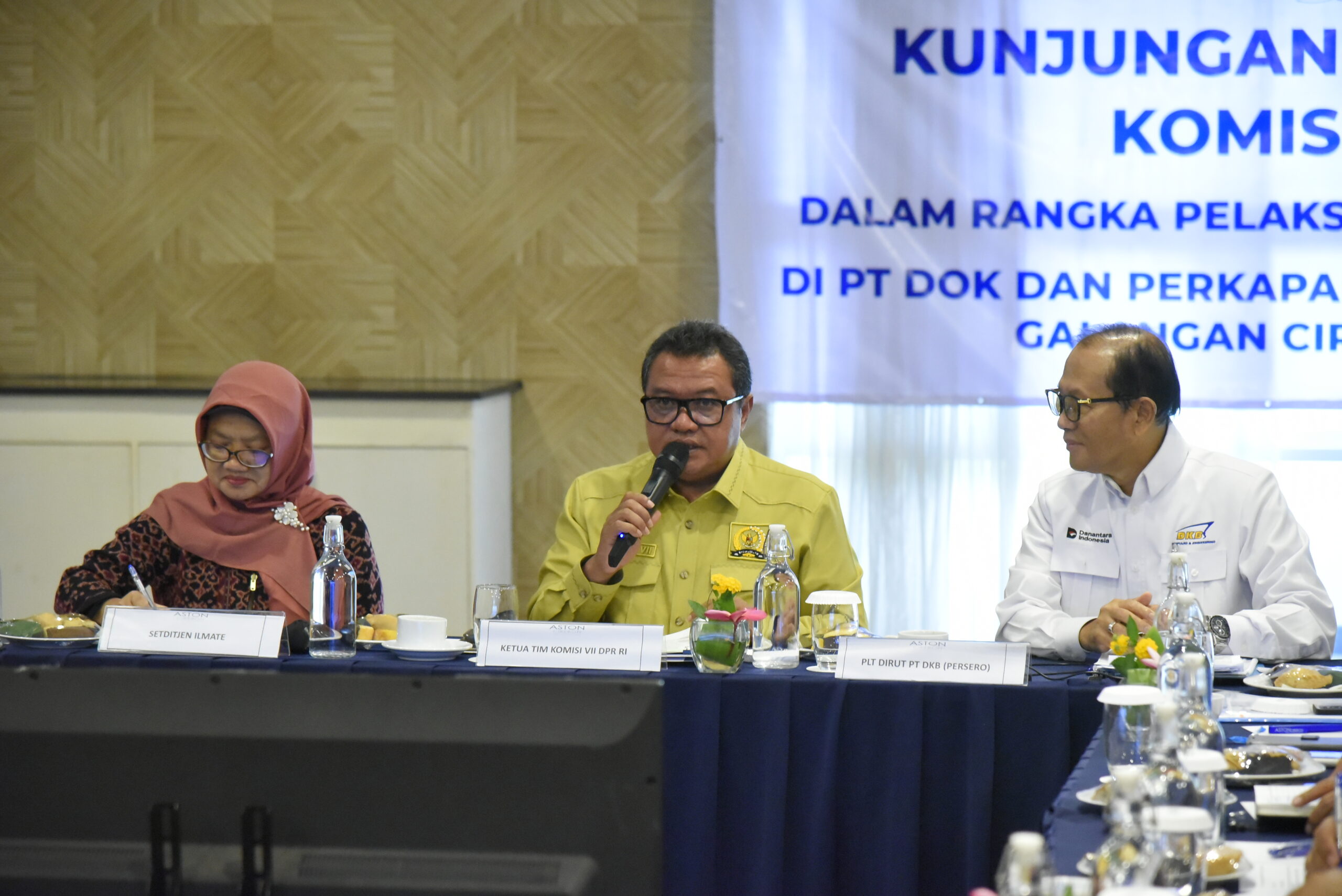 Wakil Ketua Komisi VII DPR RI, Lamhot Sinaga, saat memimpin pertemuan meninjau fasilitas PT Dok dan Perkapalan Kodja Bahari (PT DKB) di Cirebon, Jawa Barat, Kamis (4/12/2025). Foto: Aaron/vel