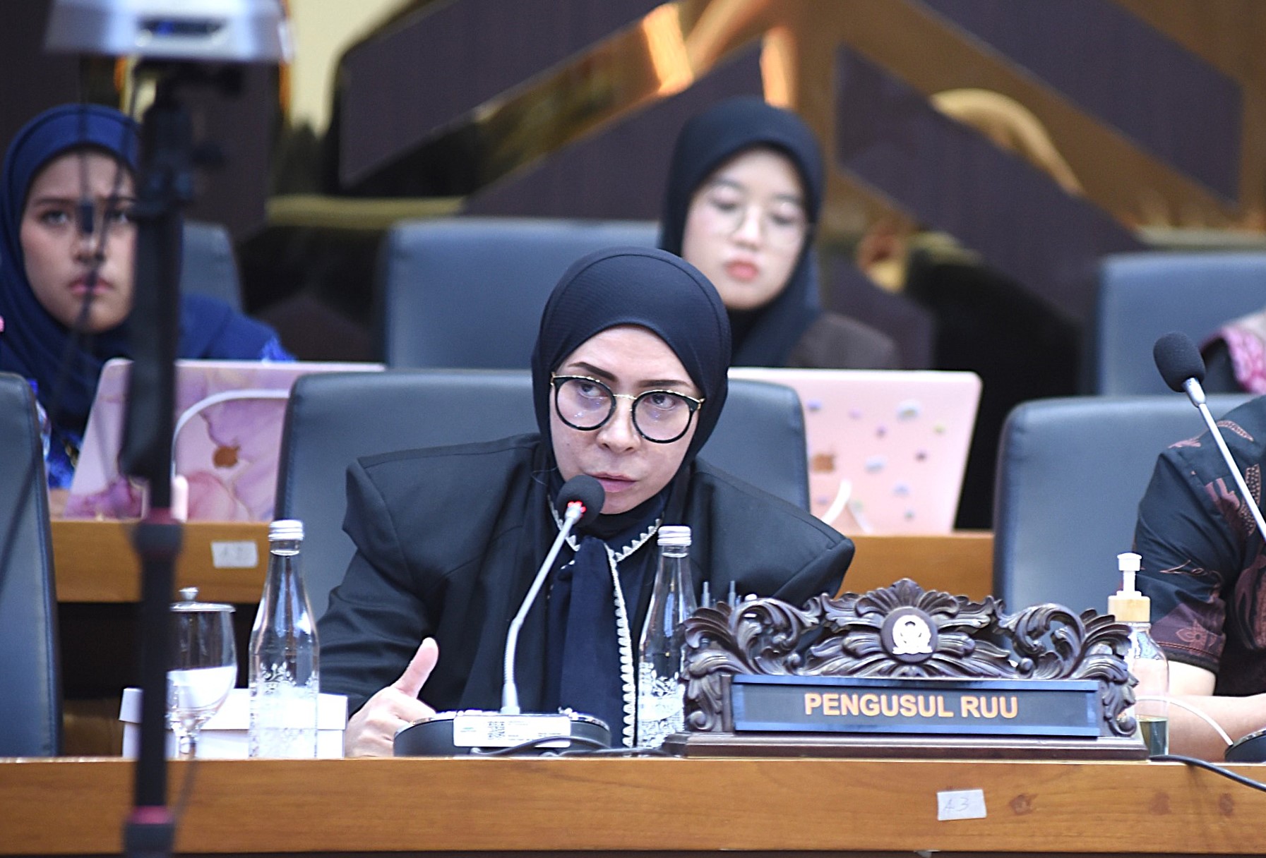 Anggota Baleg DPR RI Melly Goeslaw dalam rapat Panja Baleg dengan Tim Ahli dalam rangka harmonisasi RUU tentang Perubahan atas UU No. 28 Tahun 2014 tentang Hak Cipta di Gedung DPR RI, Senayan, Jakarta, Senin (1/12/2025). Foto : Geral/Andri.