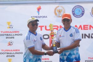 Anggota Komisi X DPR RI Abdul Fikri Faqih (kanan) saat meninjau langsung gelaran Turnamen Sepakbola U-14 dan U-16 Footballindo 2025 di Tegal Sport Center, Sabtu (6/12/2025). Foto: Ist/vel.