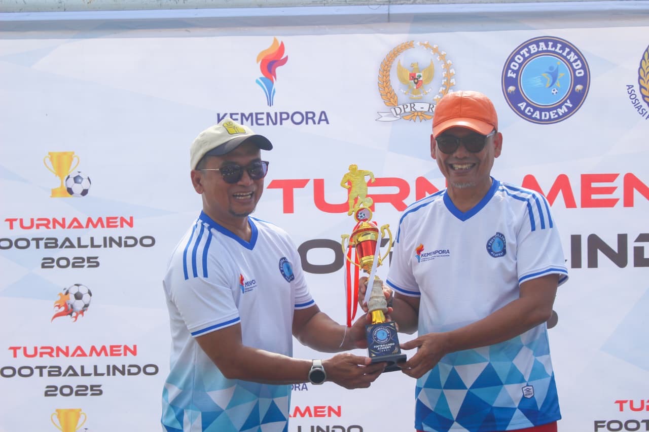 Anggota Komisi X DPR RI Abdul Fikri Faqih (kanan) saat meninjau langsung gelaran Turnamen Sepakbola U-14 dan U-16 Footballindo 2025 di Tegal Sport Center, Sabtu (6/12/2025). Foto: Ist/vel.