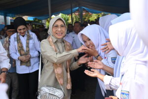 Ketua Komisi X DPR RI Hetifah Sjaifudian saat membuka diskusi dalam Kunjungan Kerja Komisi X DPR RI bersama Bupati Banyumasin serta mitra kerja Komisi X lainnya beserta jajaran di Kabupaten Banyuasin, Sumatera Selatan, Rabu (10/12/2025). Foto: Gal/Arifman.