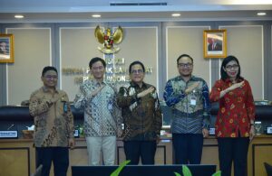 Sekretaris Jenderal DPR RI Indra Iskandar foto bersama usai penandatanganan nota kesepahaman antara Setjen DPR RI dengan PT Kereta Api Indonesia dan PT Kereta Cepat Indonesia–China di DPR RI, Senayan, Jakarta, Selasa (16/12/2025). Foto : Oji/Andri.