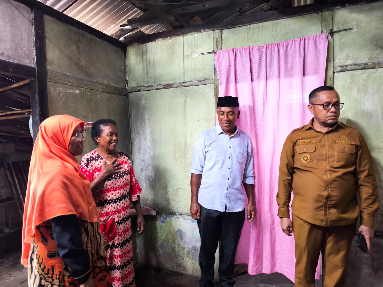 Anggota Komisi V DPR RI, Saadiah Uluputty saat mengunjungi rumah salah satu warga di desa Elfule, Namrole, Kabupaten Buru Selatan, Maluku beberapa waktu lalu. Foto: Hal/Karisma.