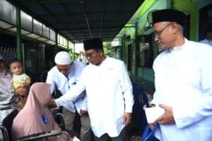 Deputi Bidang Administrasi DPR RI, Rahmad Budiaji saat kegiatan santunan bagi anak yatim dan dhuafa di lingkungan DKM Masjid At-Takwa, Komplek Villa Mutiara Sawabaru, Ciputat, Tangerang Selatan, Banten, Rabu (24/12/2025). Foto : Arief/Andri.