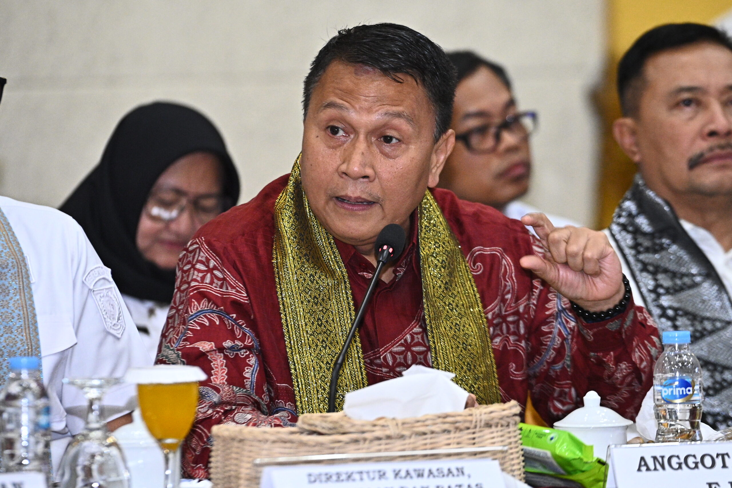 Anggota Komisi II DPR RI, Mardani Ali Sera saat kunjungan kerja Panitia Kerja (Panja) Pengelolaan Perbatasan Wilayah Negara di Kabupaten Sambas, Kalimantan Barat. Rabu (26/11/2025). Foto : Mfn/Andri