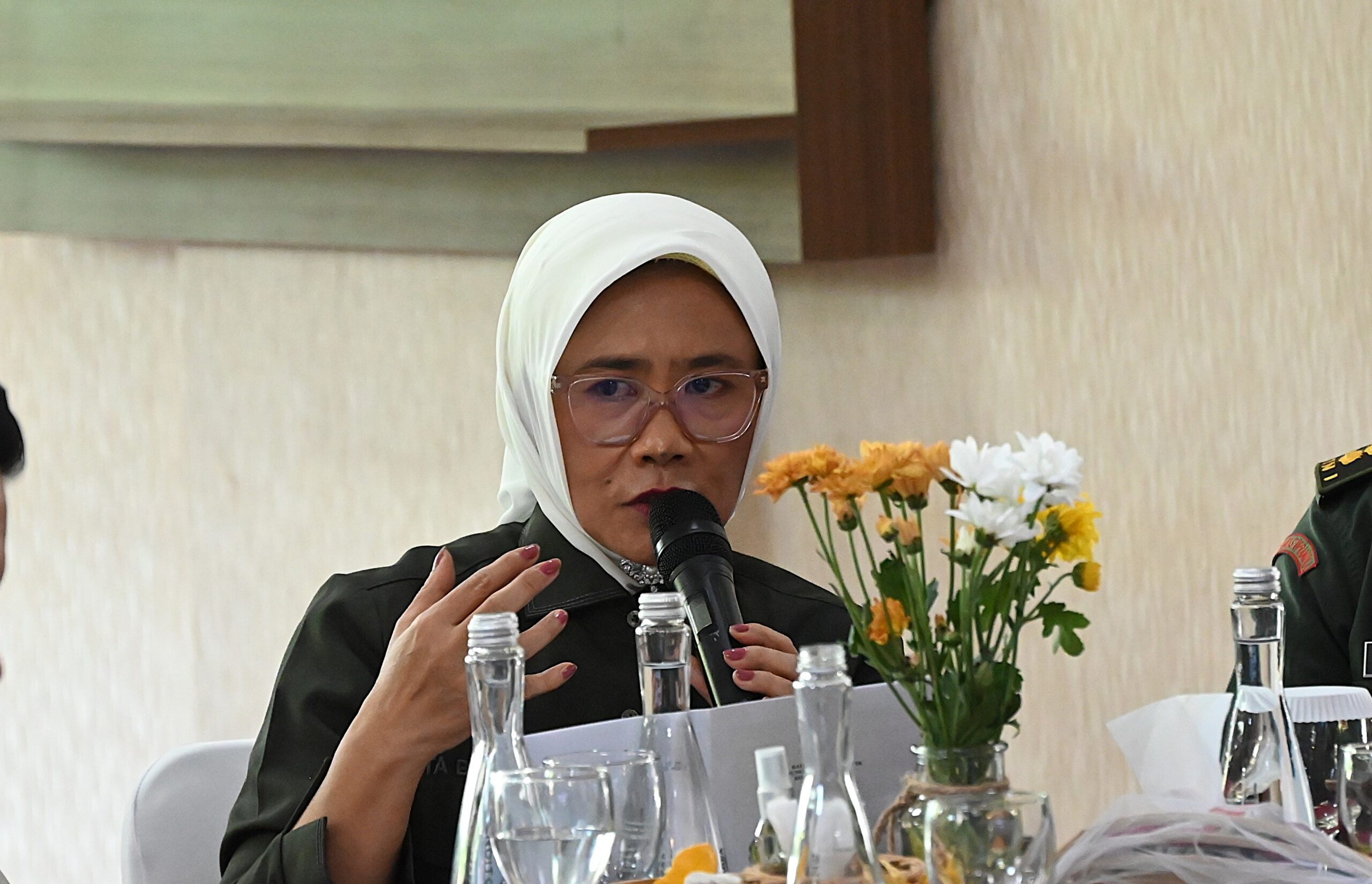 Anggota Komisi I DPR RI Elita Budiati dalam rangkaian kunjungan spesifik ke Korem 162/Wira Bhakti di Mataram, Nusa Tenggara Barat, Rabu (27/11/2025). Foto : Ya/Andri