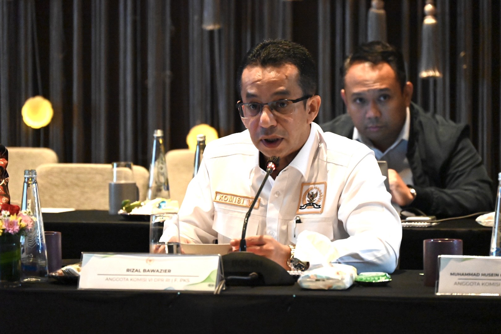 Anggota Komisi VI DPR RI Rizal Bawazier saat mengikuti pertemuan dengan PT PELNI Persero di Gianyar, Bali, Jumat (5/12/2025). Foto: Intan/vel