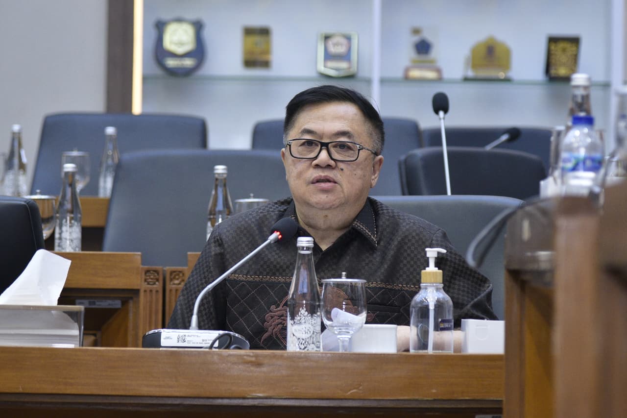 Anggota Baleg DPR RI Darmadi Durianto dalam Raker terkait Evaluasi Prolegnas RUU Prioritas Perubahan Kedua Tahun 2025 & Penyusunan Prolegnas RUU Prioritas Tahun 2026 bersama Kementerian Hukum di Gedung DPR, Jakarta, Kamis (27/11/2025). Foto : Mu/Andri