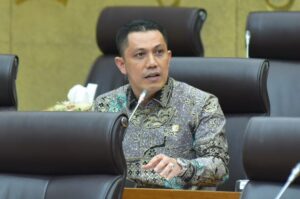 Anggota Komisi XII DPR RI Aqib Ardiansyah saat mengikuti Rapat Kerja Komisi XII bersama Menteri Lingkungan Hidup di Gedung Nusantara I, DPR RI, Senayan, Jakarta, Rabu (03/12/2025). Foto: Oji/vel.