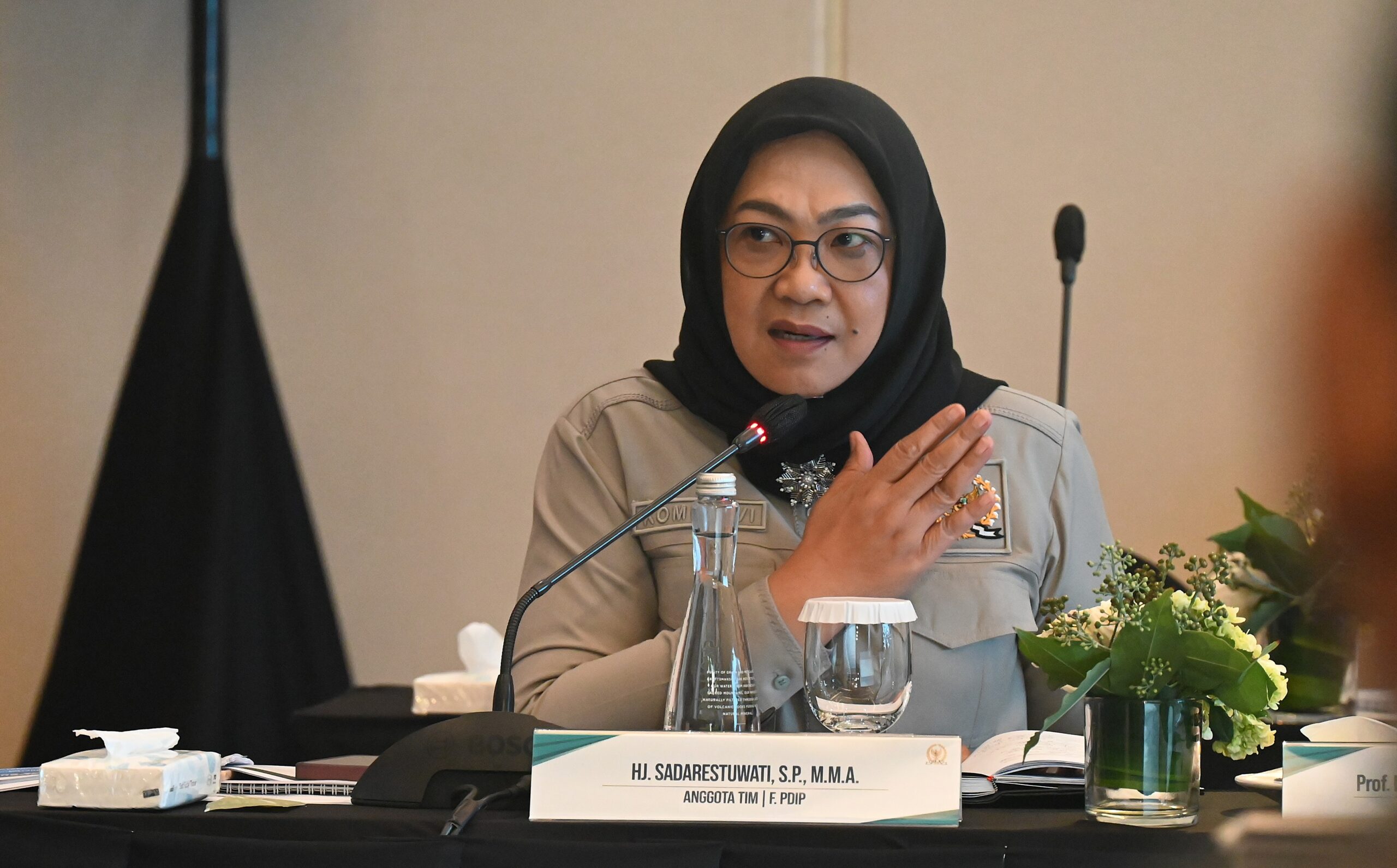 ​Anggota Komisi VI DPR RI, Sadarestuwati saat mengikuti Kunjungan Kerja Spesifik Komisi VI DPR RI ke Kota Depok, Provinsi Jawa Barat, Rabu (26/11/2025). Foto : Ndn/Andri