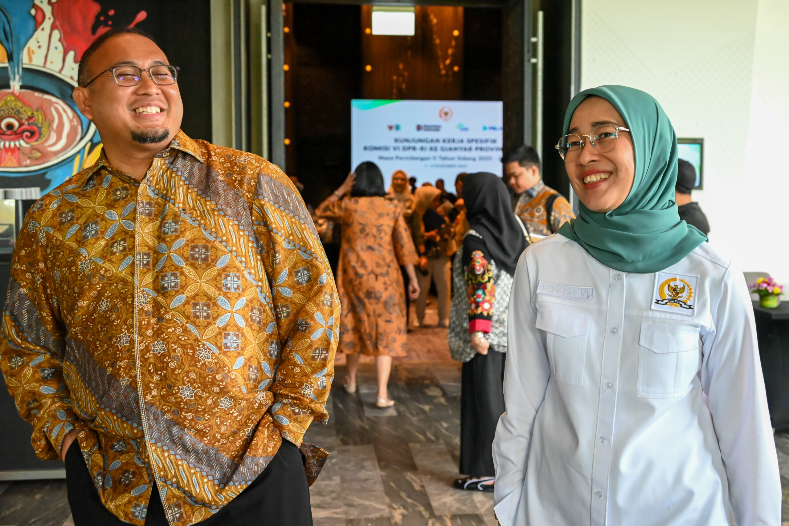 Ketua Komisi VI DPR RI Anggia Erma Rini (kanan) usai rapat Kunjungan Kerja Spesifik ke Badung, Bali, Jumat (5/12/2025). Foto: Nadya/vel