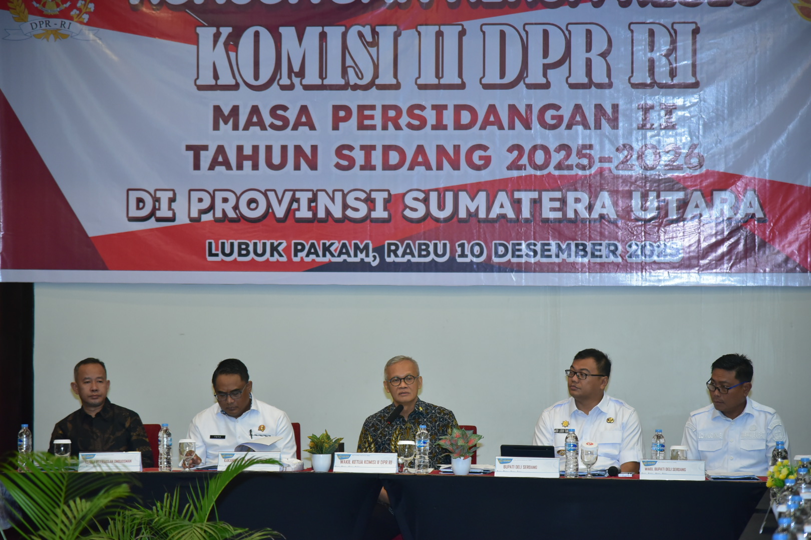 Ketua Tim Kunjungan Kerja Reses Komisi II DPR RI, Aria Bima, memaparkan sejumlah agenda penting yang menjadi fokus kunjungan reses Komisi II ke Kabupaten Deli Serdang, Sumatera Utara, Rabu (10/12/2025). Foto: Oji/Mahendra.