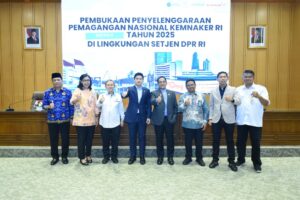 Ketua BURT DPR RI Rizki Aulia Natakusumah dalam foto bersama usai pembukaan Penyelenggaraan Pemagangan Nasional Kemnaker RI Tahun 2025 di lingkungan Setjen DPR RI, di ruang Abdul Muis, Selasa (25/11/2025). Foto: Jaka/vel.
