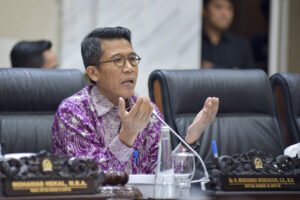 Ketua Komisi XI DPR RI, Mukhamad Misbakhun saat memimpin Rapat Kerja bersama Ketua Dewan Komisioner Otoritas Jasa Keuangan (OJK) dan Kepala Eksekutif Pengawas Perasuransian, Penjaminan, dan Dana Pensiun OJK, Kamis (4/12/2025). Foto : Kresno/Han.
