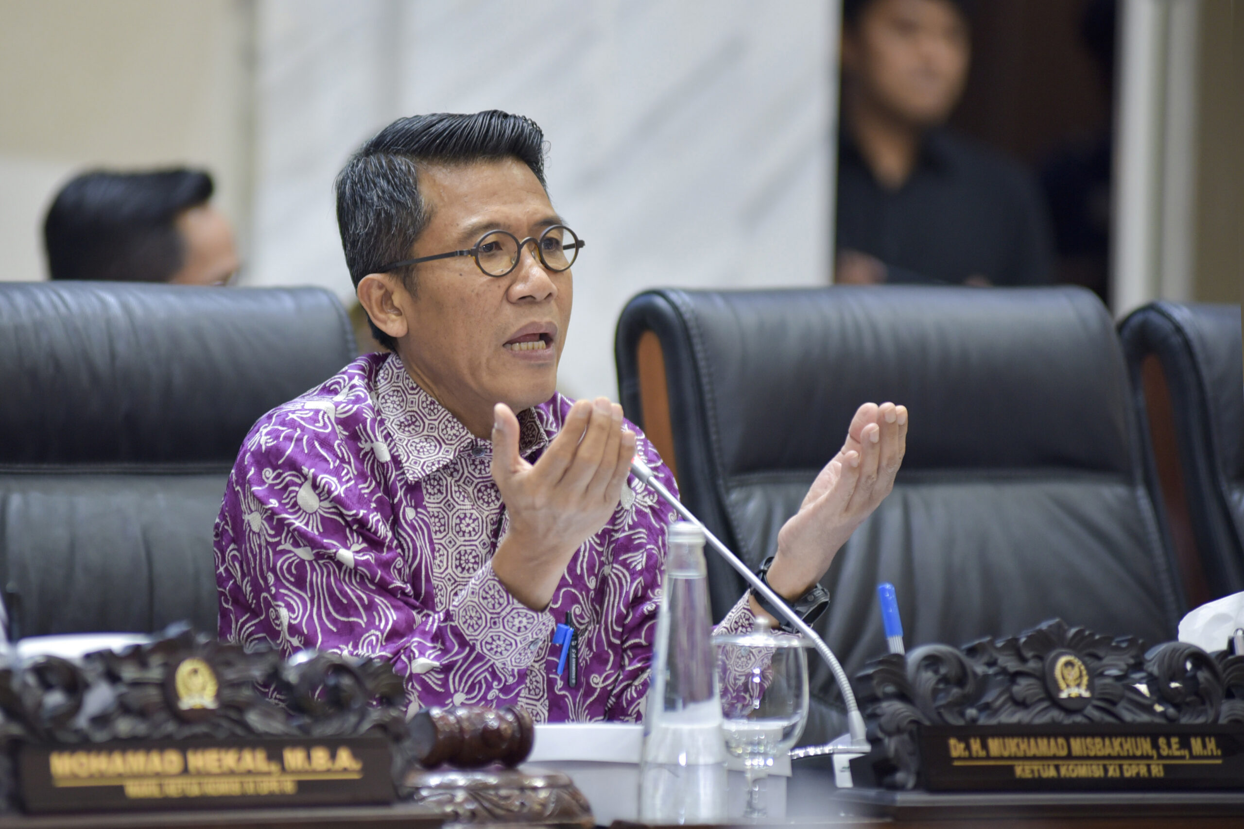 Ketua Komisi XI DPR RI, Mukhamad Misbakhun saat memimpin Rapat Kerja bersama Ketua Dewan Komisioner Otoritas Jasa Keuangan (OJK) dan Kepala Eksekutif Pengawas Perasuransian, Penjaminan, dan Dana Pensiun OJK, Kamis (4/12/2025). Foto : Kresno/Han.