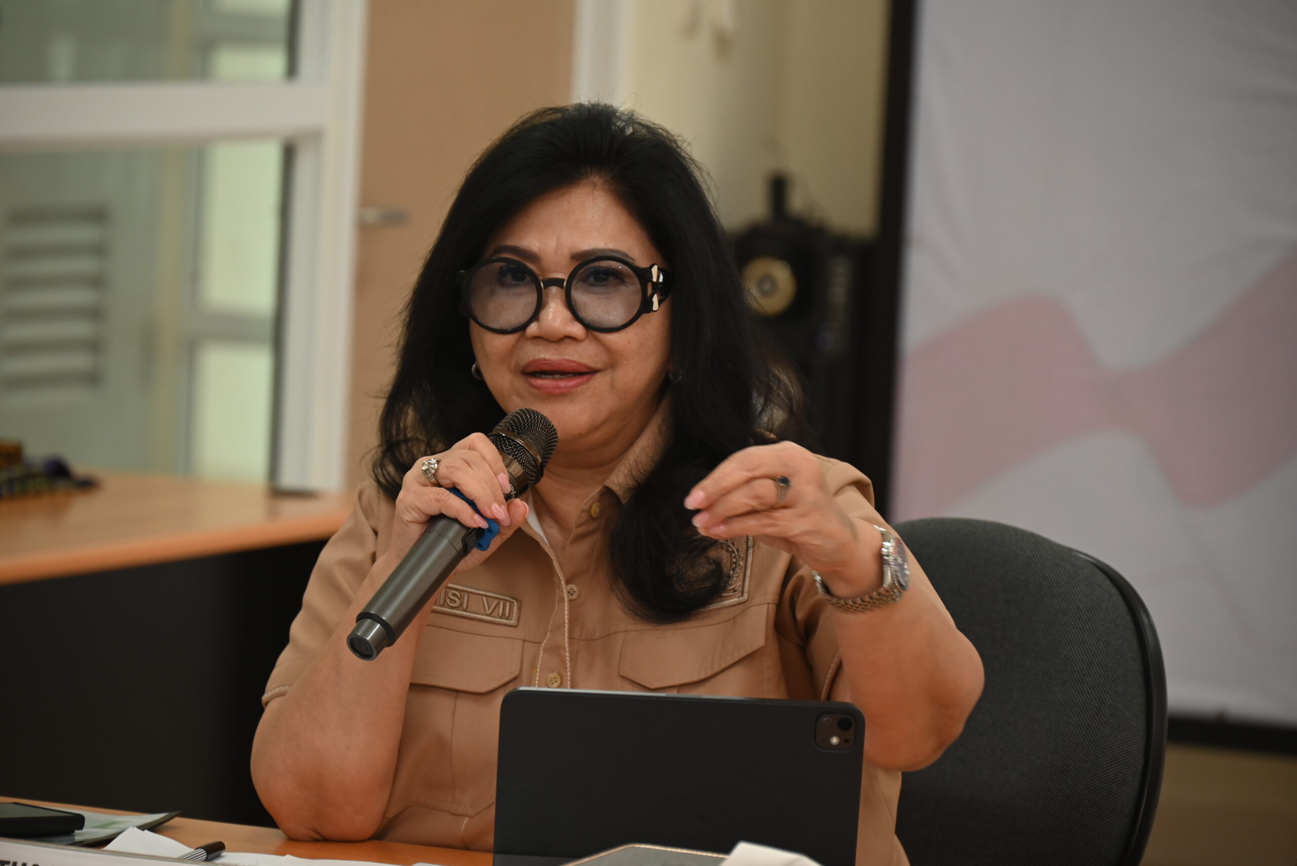 Wakil Ketua Komisi VII DPR RI Evita Nursanty saat memimpin pertemuan dengan otoritas Batang Industrial Park dan Kementerian Perindustrian di Batang, Jawa Tengah, Kamis (27/11/2025). Foto : Mh/Andri