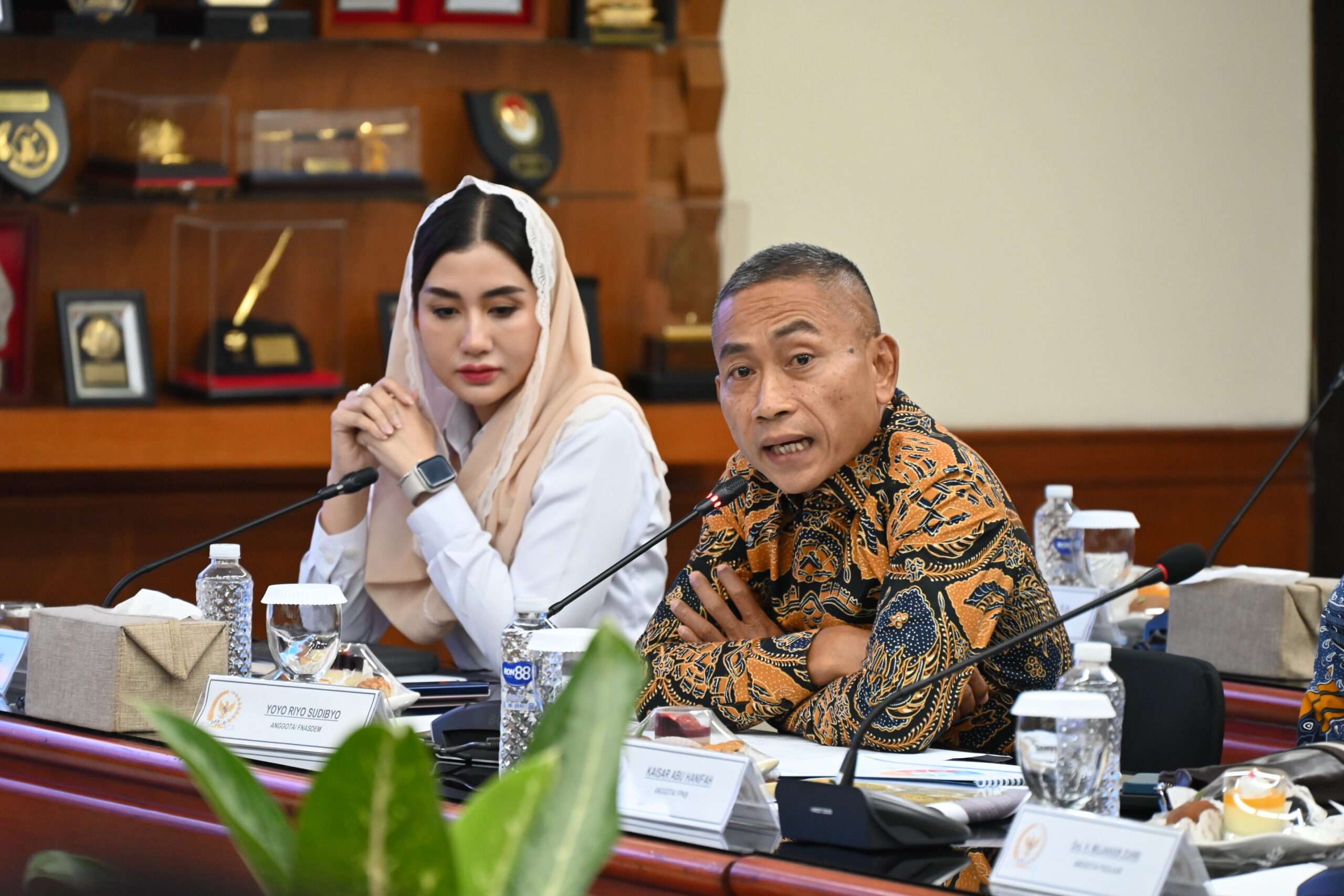 Anggota Komisi VII DPR RI Yoyok Riyo Sudibyo saat mengikuti kunjunga kerja ke PT Pindad, Bandung, Jawa Barat, Kamis (4/11/2025). Foto: Galuh/vel