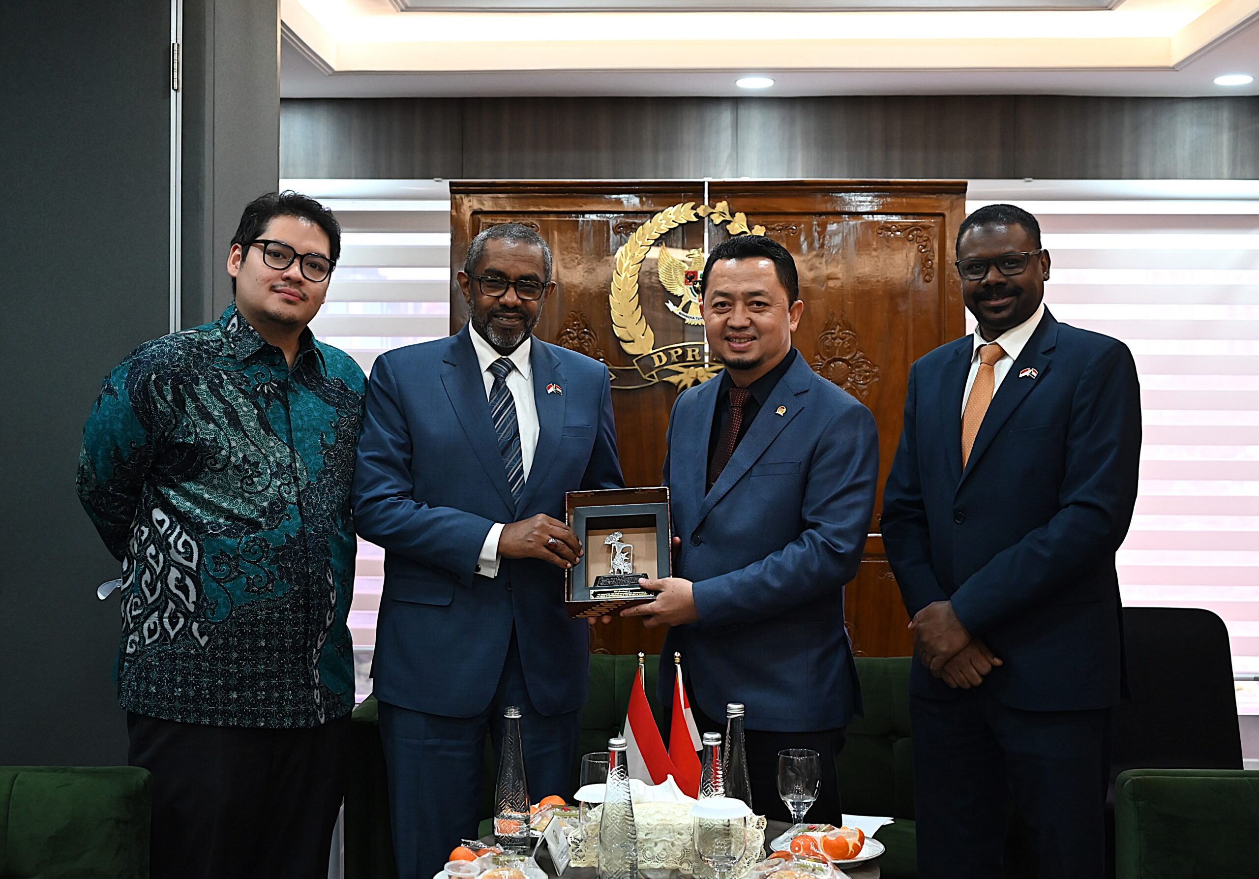 Ketua BKSAP DPR RI, Syahrul Aidi Maazat bertukar cinderamata usai pertemuan dengan Duta Besar Republik Sudan untuk Indonesia di Gedung Nusantara III, Senayan, Jakarta, Selasa, (14/1/2025). Foto : Zafirah/Andri.
