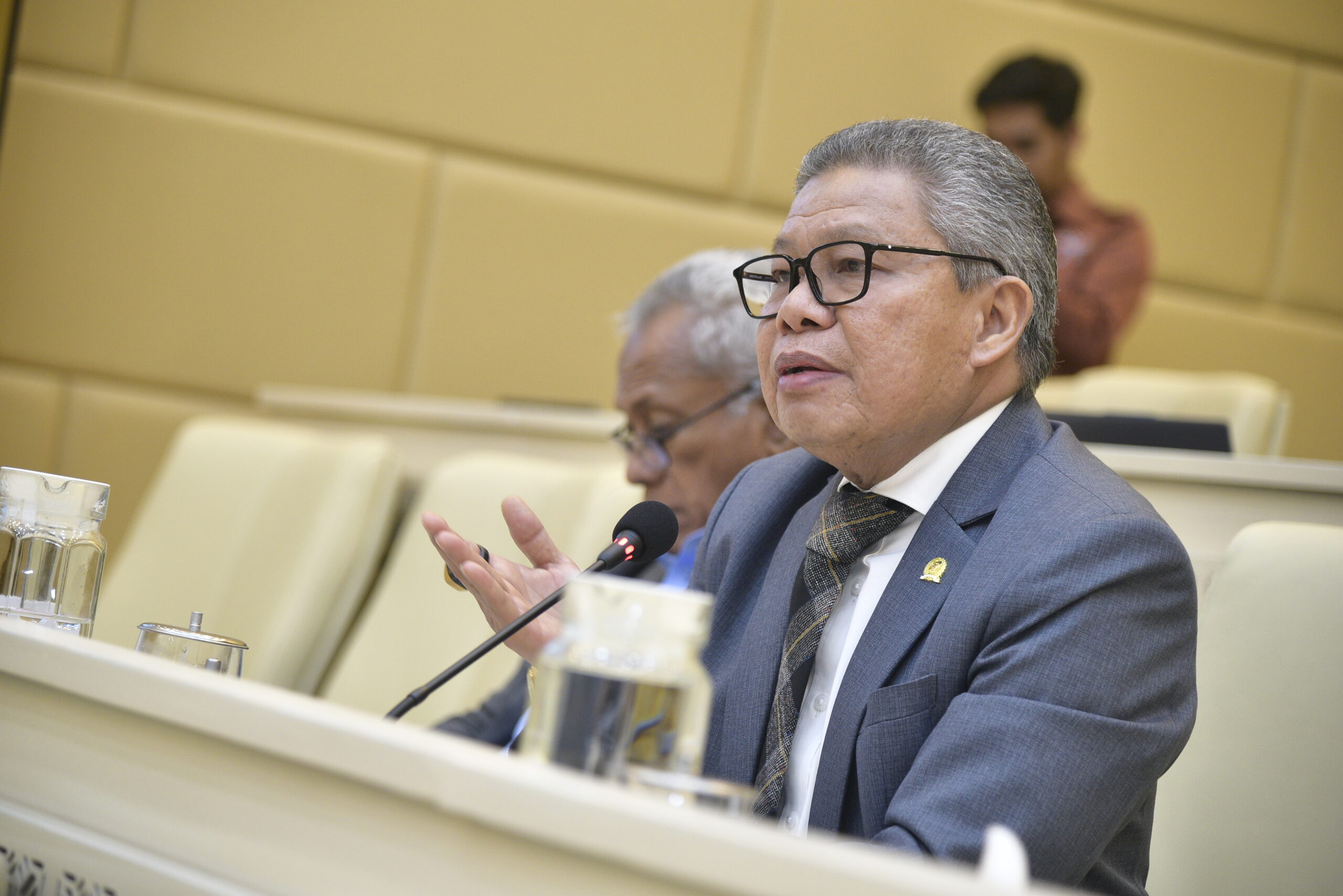 Anggota Komisi II DPR RI Taufan Pawe dalam Rapat Kerja Komisi II DPR RI bersama mitra kerja terkait, seperti Kementerian Dalam Negeri, Kementerian ATR/BPN, dan Kementerian PANRB di Gedung DPR RI, Senayan, Jakarta, Senin (19/1/2026). Foto : Mu/Andri.