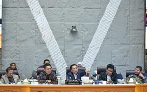 Ketua Komisi V DPR RI, Lasarus dalam Raker Komisi V DPR RI dengan pemerintah untuk Evaluasi Pelaksanaan Layanan Infrastruktur dan Transportasi Dalam Rangka Nataru di Gedung Nusantara, DPR RI, Senayan, Jakarta, Selasa (20/1/2026). Foto : Oji/Andri.