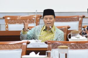 Anggota Komisi VIII DPR RI, Hidayat Nurwahid dalam Rapat Kerja Komisi VIII DPR RI dengan Menteri Pemberdayaan Perempuan dan Perlindungan Anak (PPPA) serta Rapat Dengar Pendapat dengan Ketua Komisi Perlindungan Anak Indonesia (KPAI), di Nusantara II, Senayan, Jakarta, Senin (26/1/2026). Foto: Arief/Mahendra.
