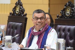 Anggota Komisi III DPR RI, Hinca Pandjaitan, saat membacakan kesimpulan RDPU Komisi III DPR RI dengan Ketua Umum IPASPI di Gedung Nusantara II, Senayan, Jakarta, Selasa (27/01/2026). Foto : Devi/Andri.