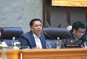 Ketua Komisi V DPR RI Lasarus saat rapat kerja bersama Kemenhub, KemenPU, Basarnas, BMKG, dan Korlantas Polri terkait evaluasi pelaksanaan Natal dan Tahun Baru 2026, di Gedung Nusantara, DPR RI, Senayan, Jakarta, Selasa (20/1/2026). Foto : Oji/Andri.