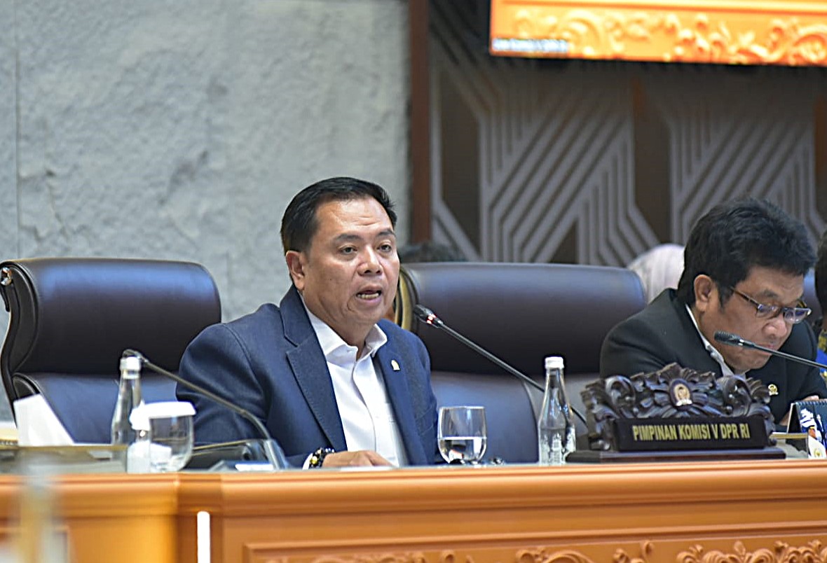 Ketua Komisi V DPR RI Lasarus saat rapat kerja bersama Kemenhub, KemenPU, Basarnas, BMKG, dan Korlantas Polri terkait evaluasi pelaksanaan Natal dan Tahun Baru 2026, di Gedung Nusantara, DPR RI, Senayan, Jakarta, Selasa (20/1/2026). Foto : Oji/Andri.