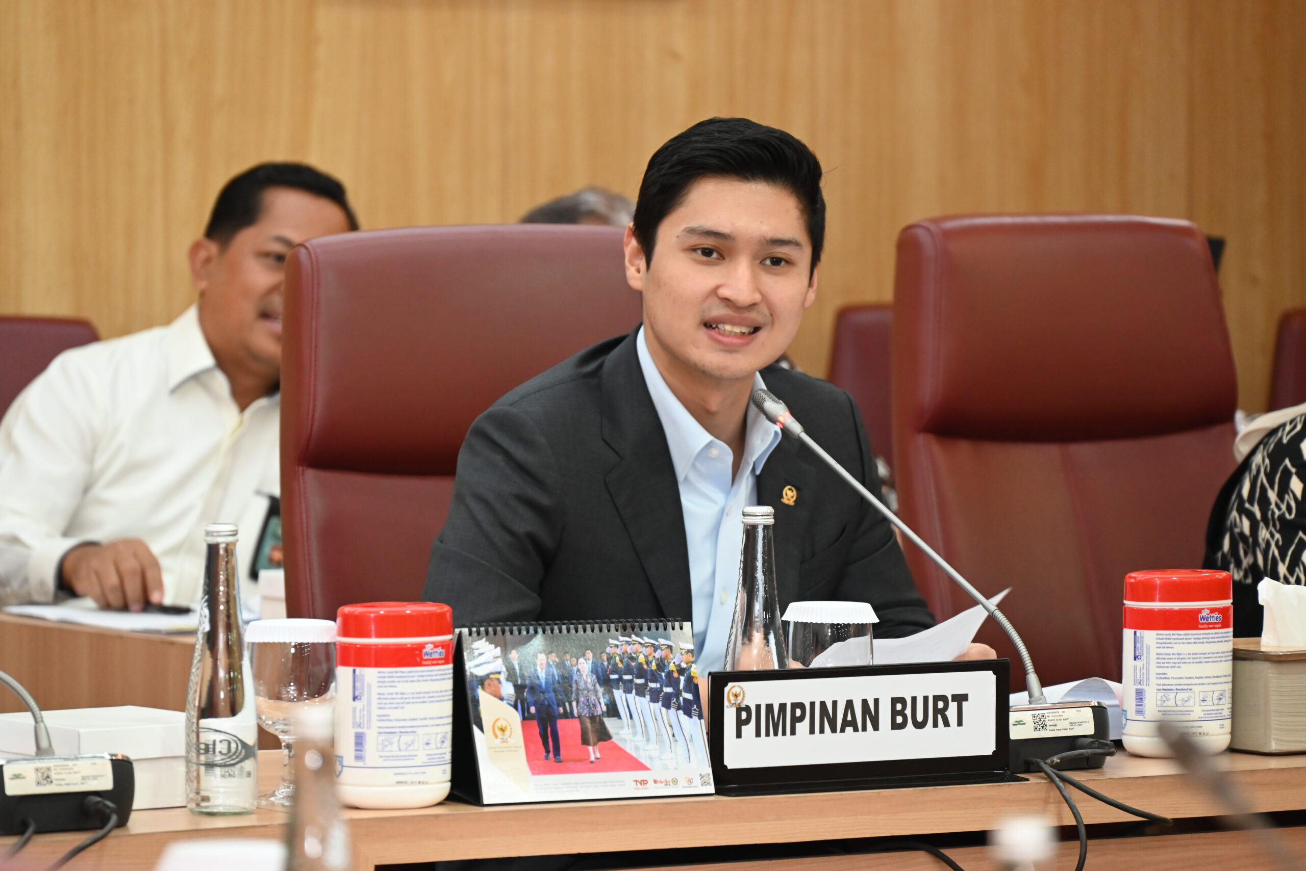 Ketua Badan Urusan Rumah Tangga (BURT) DPR RI, Rizki Aulia Rahman Natakusuma saat memimpin rapat dengan Pimpinan Alat Kelengkapan Dewan (AKD) serta Sekretariat Jenderal DPR RI di Senayan, Jakarta, Rabu (14/1/2026). Foto: Runi/Mahendra.