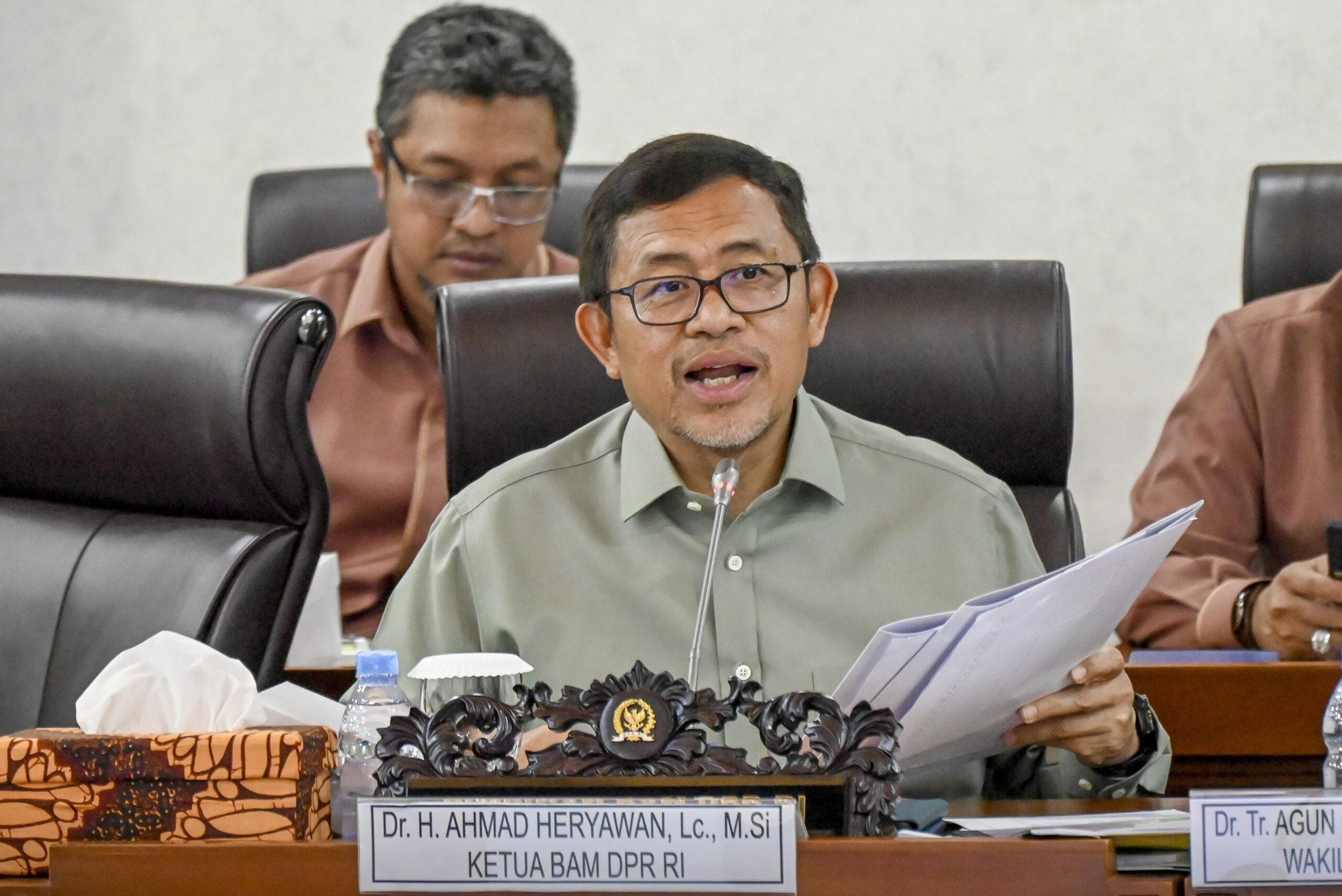 Ketua BAM DPR RI, Ahmad Heryawan, dalam Rapat Dengar Pendapat Umum (RDPU) dengan Koalisi Rakyat Empat Lawang dan Koalisi Nasional Reforma Agraria (KNRA), di Ruang Rapat BAM, Senayan, Jakarta, Rabu, (21/1/2026). Foto: Mario/Karisma.