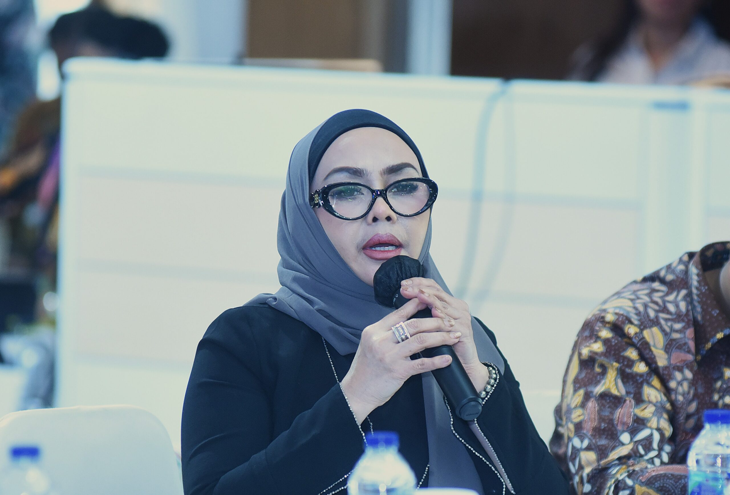 Anggota Komisi XII DPR RI Iyeth Bustami dalam Kunjungan Kerja Spesifik Komisi XIII DPR RI bersama Kementerian ESDM, SKK Migas, dan Manajemen PHR di Pekanbaru, Riau, Jumat (23/1/2026). Foto : Jk/Andri.