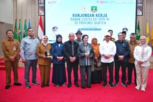 Wakil Ketua Baleg DPR RI, Sturman Panjaitan (tengah) saat memimpin Kunjungan Kerja Baleg ke di Kawasan Pusat Pemerintahan Provinsi Banten, Kota Serang pada Senin (26/01/2026). Foto: uc/Mahendra.