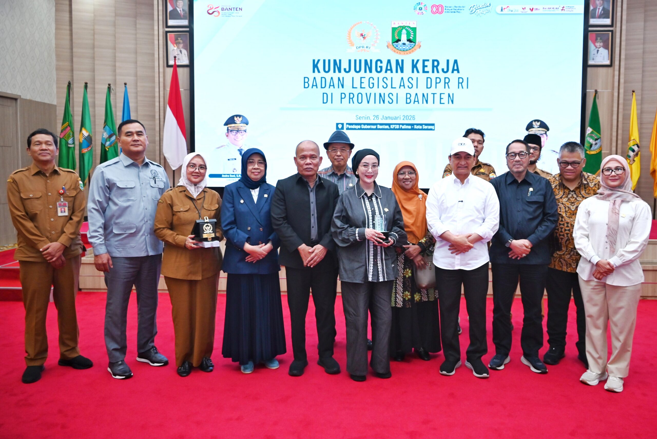 Wakil Ketua Baleg DPR RI, Sturman Panjaitan (tengah) saat memimpin Kunjungan Kerja Baleg ke di Kawasan Pusat Pemerintahan Provinsi Banten, Kota Serang pada Senin (26/01/2026). Foto: uc/Mahendra.