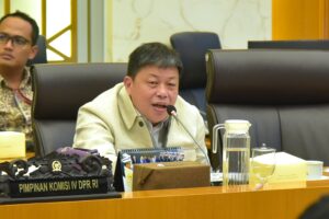 Wakil Ketua Komisi IV DPR RI, Alex Indra Lukman saat mengikuti Rapat Kerja Komisi IV DPR RI dengan Menteri Pertanian, Menteri Kehutanan, dan Menteri KKP di Gedung Nusantara, DPR RI, Senayan, Jakarta, Rabu (14/1/2026). Foto: Oji/Mahendra.