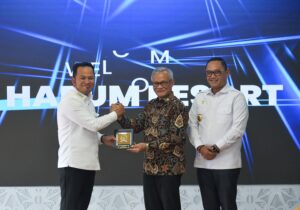 Ketua Tim Kunspek Komisi II DPR RI, Aria Bima bertukar cinderamata di sela-sela kunjungan kerja Komisi II ke BUMD, Bank Kaltimtara, Balikpapan, Kalimantan Timur (Kaltim), Kamis (22/1/2026). Foto : Eno/Andri.