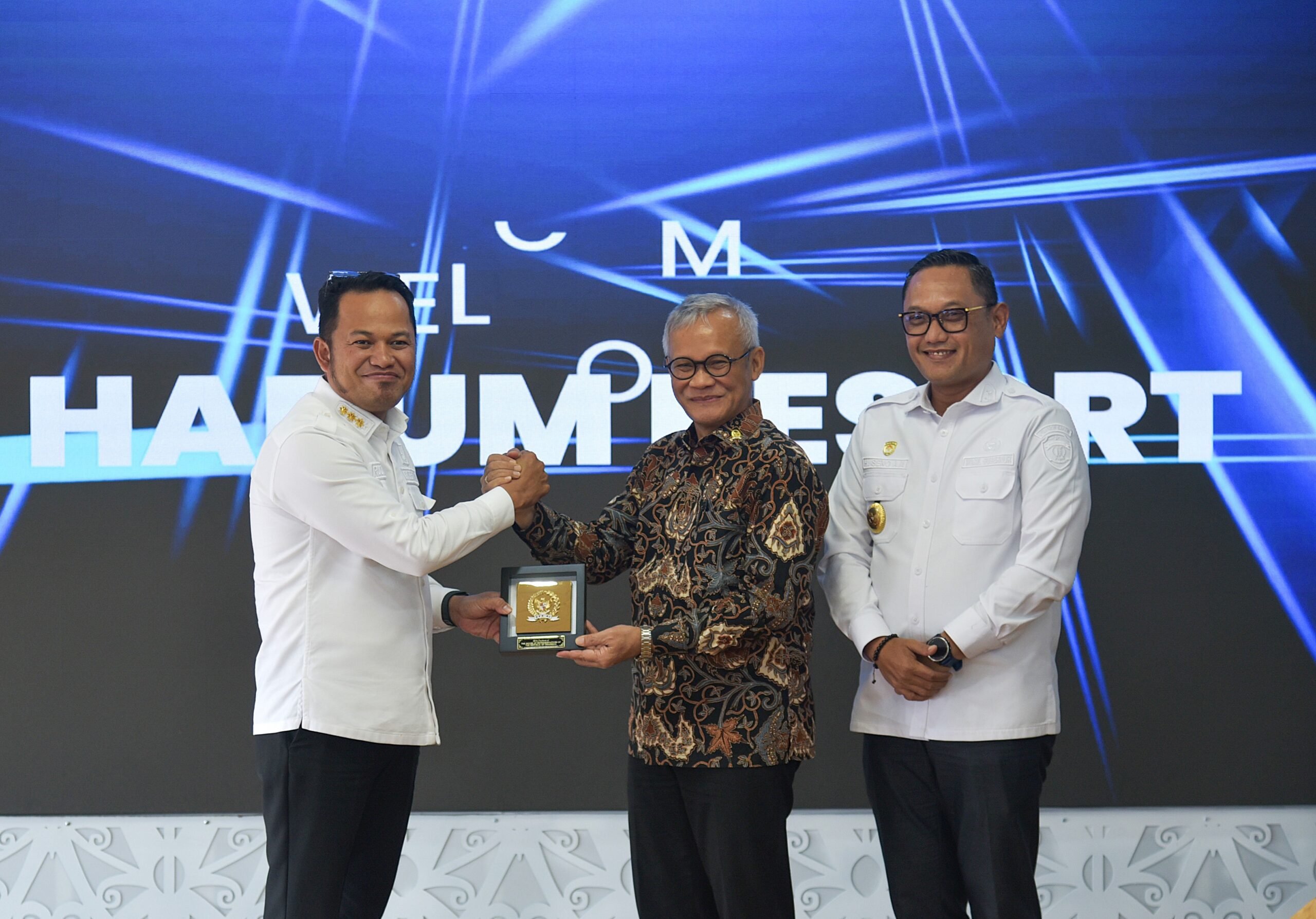 Ketua Tim Kunspek Komisi II DPR RI, Aria Bima bertukar cinderamata di sela-sela kunjungan kerja Komisi II ke BUMD, Bank Kaltimtara, Balikpapan, Kalimantan Timur (Kaltim), Kamis (22/1/2026). Foto : Eno/Andri.