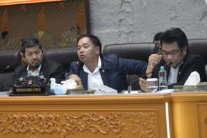 Ketua Komisi V DPR RI, Lasarus saat Rapat Kerja Komisi V DPR RI dengan seluruh mitra Komisi V DPR RI yang membahas penanganan pasca bencana di Gedung Nusantara, Senayan, Jakarta, Selasa (28/1/2026). Foto: Munchen/Mahendra.