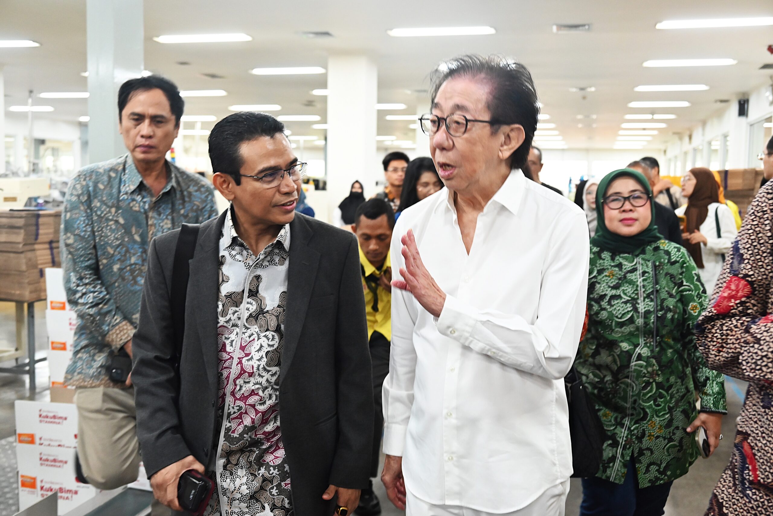 Anggota Komisi VII DPR RI Hendry Munief saat mengikuti Kunjungan Kerja Spesifik Komisi VII DPR RI ke PT Sido Muncul, di Semarang, Jawa Tengah, Jumat (23/1/2026). Foto : We/Andri.