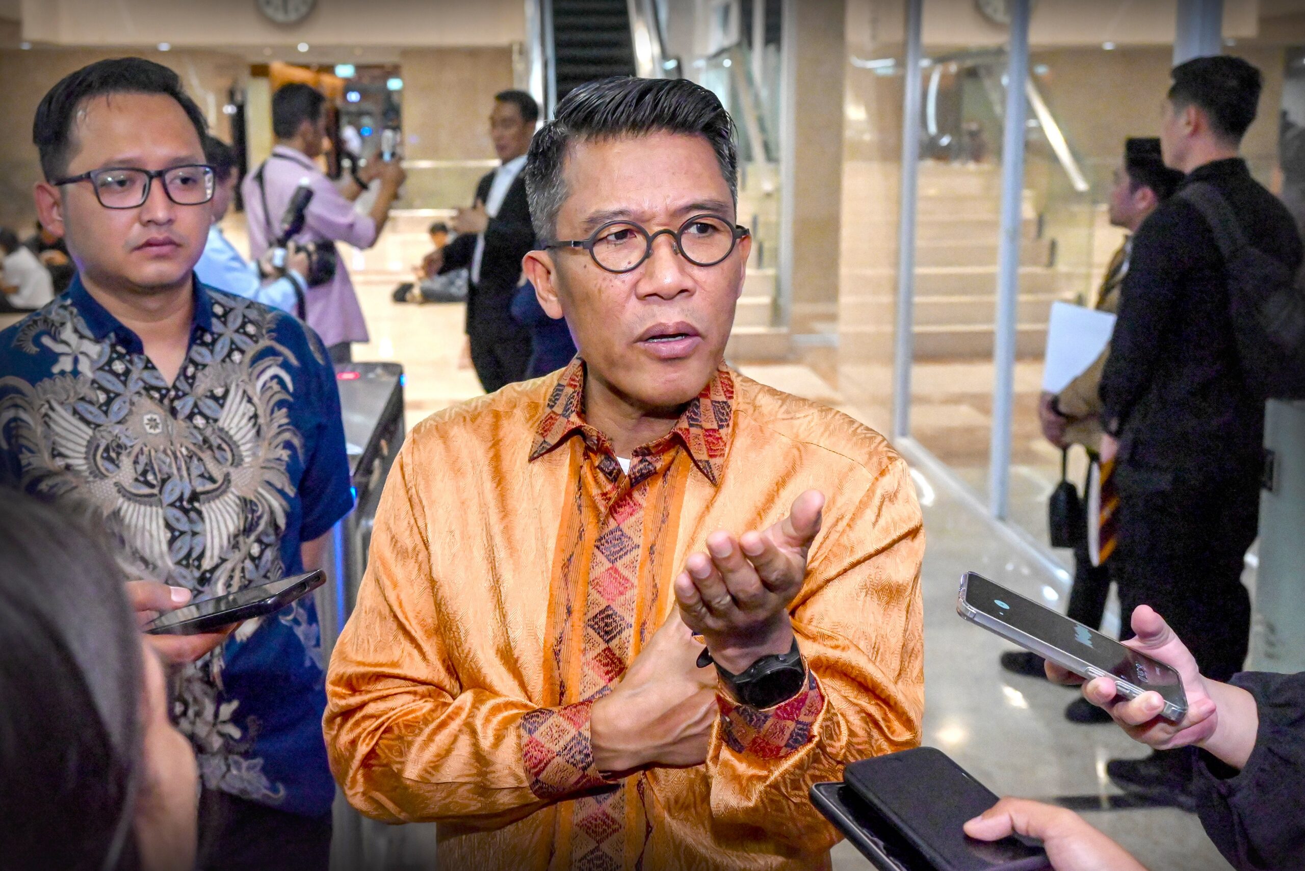 Ketua Komisi XI DPR RI, Mukhamad Misbakhun saat konferensi pers terkait penetapan Deputi Gubernur Bank Indonesia (BI) di Kompleks Parlemen Senayan, Jakarta, Senin (26/1/2026). Foto: Mario/Mahendra.