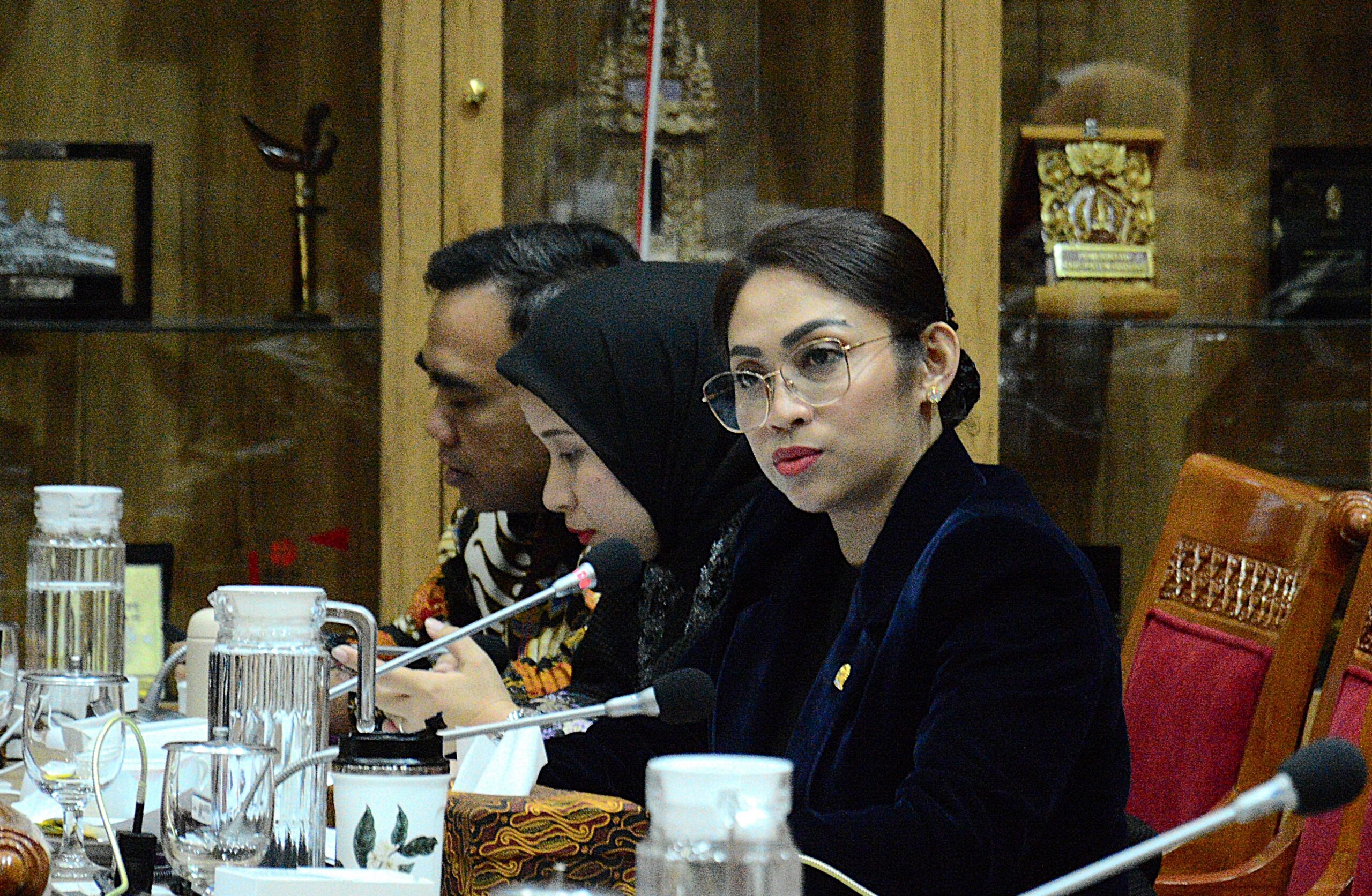 Anggota Komisi X DPR RI Eva Stevany Rataba dalam rapat kerja Komisi X DPR RI dengan Menteri Pemuda dan Olahraga RI di Gedung Nusantara I, Senayan, Jakarta, Selasa (27/1/2026). Foto : Mares/Andri.