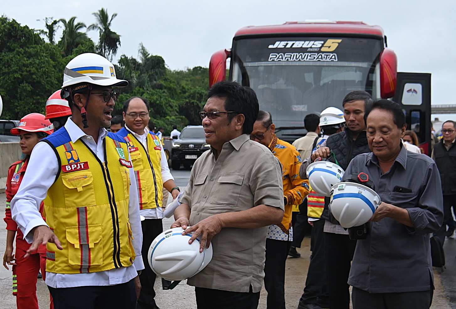 Wakil Ketua Komisi V DPR RI Ridwan Bae saat meninjau perkembangan pembangunan Tol Serang-Panimbang di Serang, Banten, Kamis (22/1/2026). Foto : Fa/Andri.