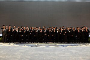 Sekretaris Jenderal DPR RI Indra Iskandar foto bersama usai melantik Pejabat Pimpinan Tinggi Pratama, Pengawas, dan Fungsional di lingkungan Sekretariat Jenderal DPR RI, yang berlangsung di Ruang Kamis (22/1/2026). Foto : Runi/Andri.